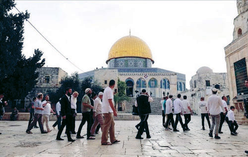 عشرات المستوطنين يقتحمون المسجد الأقصى 