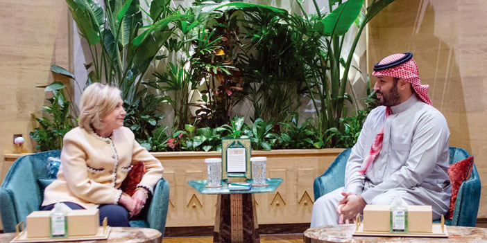  ولي العهد خلال استقباله هيلاري كلينتون