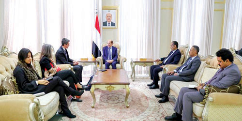  ‏الزنداني أثناء لقائه مع المدير الإقليمي للبنك الدولي