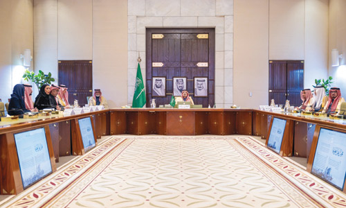 سموه يطلع على الاستعدادات خلال الاجتماع