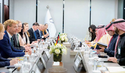 وزير الصناعة يلتقي وزيرة شؤون الاقتصاد والطاقة الألمانية 