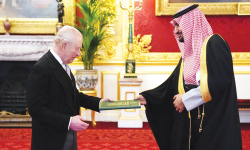 عبدالله بن خالد بن سلطان خلال تقديمه أوراق اعتماده للملك تشارلز