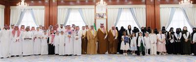 أمير المدينة المنورة يلتقي طلاب وطالبات تعليم المنطقة الفائزين بجوائز عالمية 