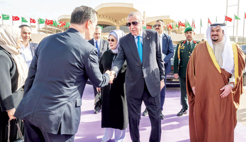  نائب أمير الرياض في مقدمة مودعي الرئيس التركي
