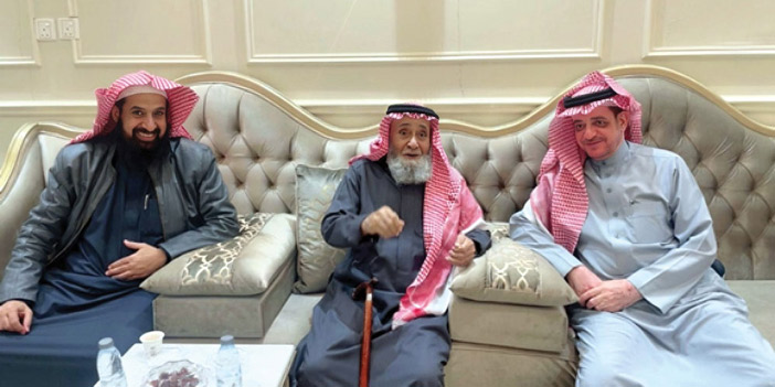 من اليمين: الصحفي قبلان الحزيمي، الشيخ عبدالله بن حمير السابر، المؤرخ مسفر الشرافي