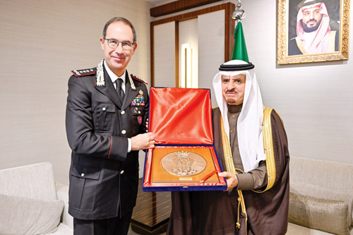  د. الداود مستقبلا نائب قائد قوات الدرك الإيطالية