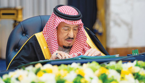  خادم الحرمين خلال ترؤسه جلسة مجلس الوزراء