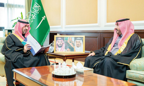 نائب أمير منطقة تبوك يستقبل رئيس جمعية «قادر» 