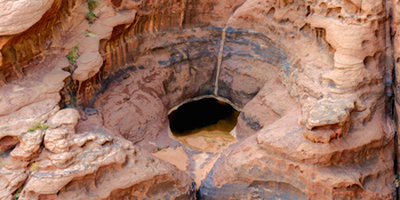 «قلتات» تبوك الصخرية تعكس قدرة الطبيعة على حفظ المياه 