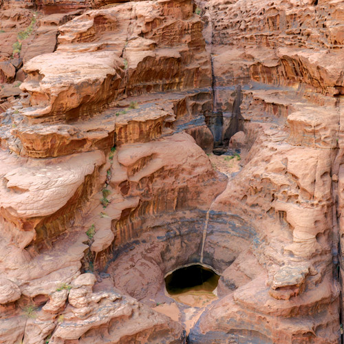 «قلتات» تبوك الصخرية تعكس قدرة الطبيعة على حفظ المياه 