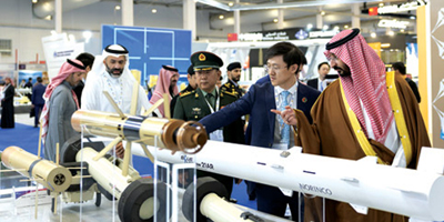 وزير الحرس الوطني يزور جناح الوزارة في معرض الدفاع العالمي 2026 
