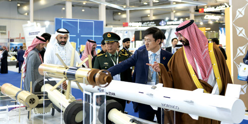 وزير الحرس الوطني يزور جناح الوزارة في معرض الدفاع العالمي 2026 