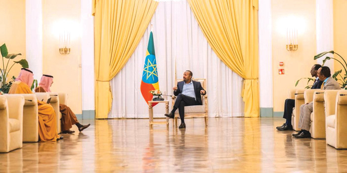 وزير الخارجية خلال لقائه رئيس الوزراء الإثيوبي