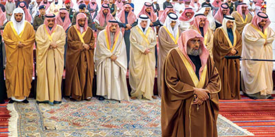 أمير منطقة الرياض يؤدي صلاة الاستسقاء في جامع الإمام تركي بن عبدالله 