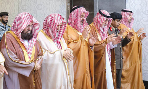 صلاة الاستسقاء في المسجد الحرام 