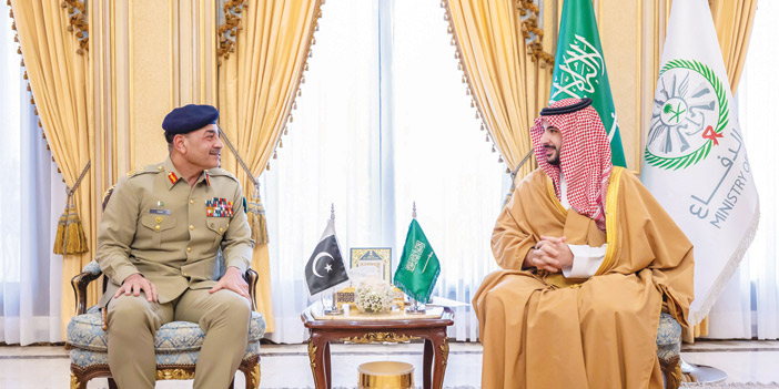 وزير الدفاع خلال لقائه قائد قوات الدفاع قائد الجيش الباكستاني