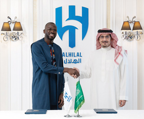  رئيس الهلال واللاعب بعد إتمام إجراءات التجديد