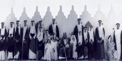 «الدارة» تنشر صورة تاريخية للمؤسس مع عددٍ من أبنائه في قصر المربّع 