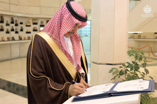 خلال زيارته جامعة الدفاع الوطني 