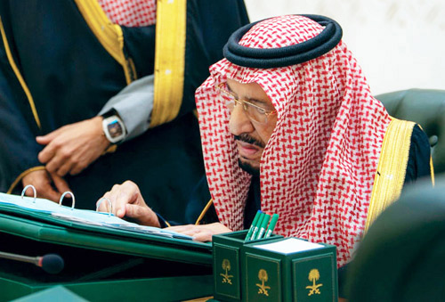خادم الحرمين الشريفين خلال ترؤسه  جلسة مجلس الوزراء