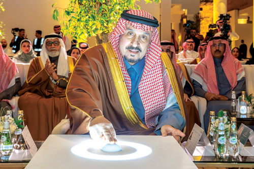 أمير منطقة الرياض يدشّن مقرّ حملة جود الإسكان «الجود منا وفينا» 