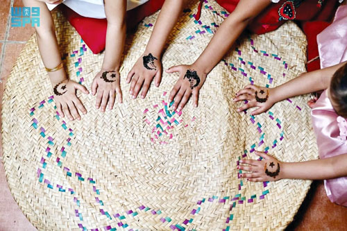 نقش الحناء في جازان.. عادة رمضانية تضفي البهجة على أول تجربة للصيام لدى الفتيات الصغيرات 