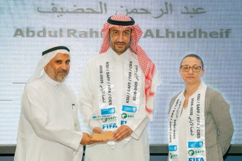 جانب من تسليم الشهادة والتكريم للحضيف