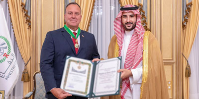 وزير الدفاع يقلد قائد القيادة المركزية الأمريكية السابق وسام الملك عبدالعزيز 