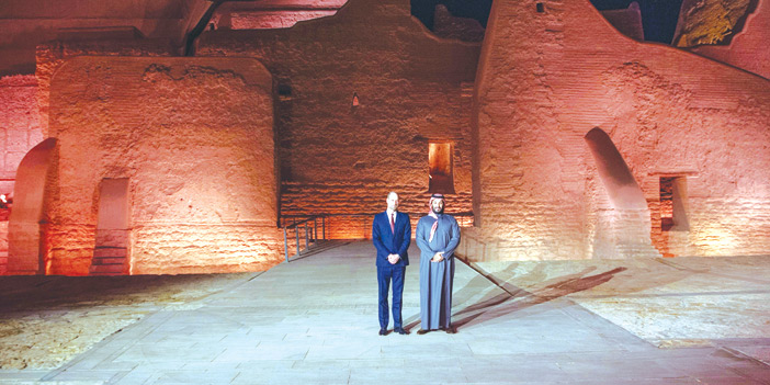 سمو ولي العهد الأمير محمد بن سلمان بصحبة ضيفه سمو ولي عهد بريطانيا أمام حي الطريف بالدرعية