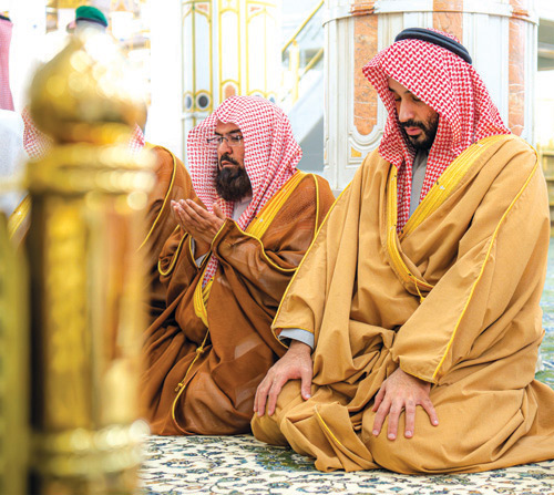 ولي العهد يزور المسجد النبوي ويصلي في الروضة الشريفة