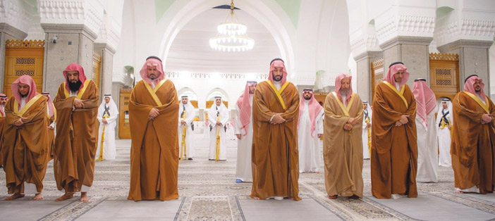 سمو ولي العهد خلال زيارته لمسجد قباء في المدينة المنورة