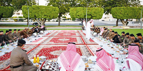 محافظ الطائف يشارك رجال الأمن  طعام الإفطار 