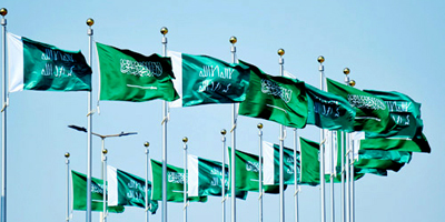 الشوارع والميادين تزدان  بأعلام المملكة والدولة السعودية الأولى 