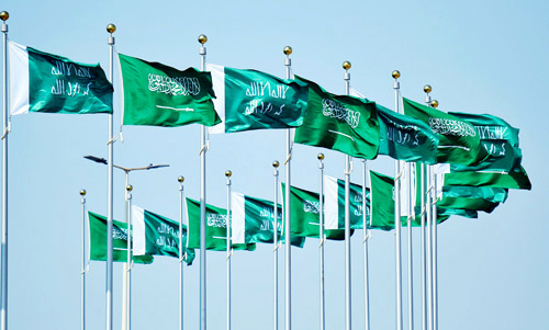 الشوارع والميادين تزدان  بأعلام المملكة والدولة السعودية الأولى 