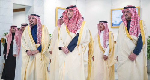 وزير الداخلية خلال لقائه القيادات الأمنية والعسكرية