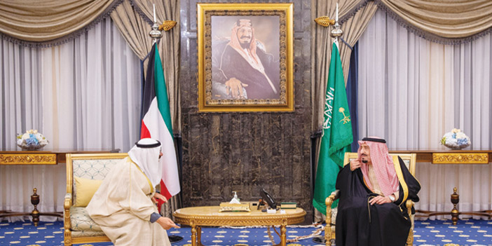 خادم الحرمين خلال لقاء سابق مع أمير الكويت