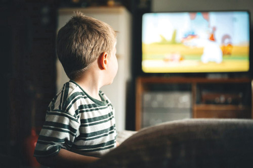 التعرض المكثف للشاشات قبل سنّ الثانية يؤثر في نمو الدماغ 