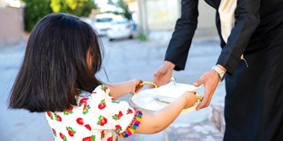 تبادل طعام الإفطار عادة رمضانية تعكس التكافل الاجتماعي 