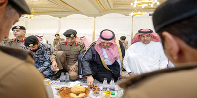 نائب أمير منطقة مكة المكرمة يشارك رجال الأمن طعام الإفطار ‏في الحرم 
