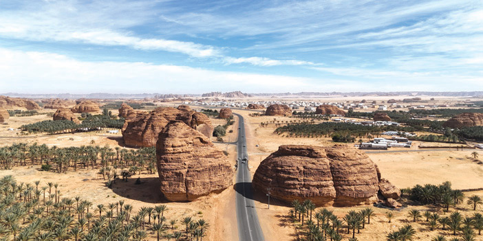 طرقات العُلا.. تناغم بصري يمتد بين الجبال وواحات النخيل 