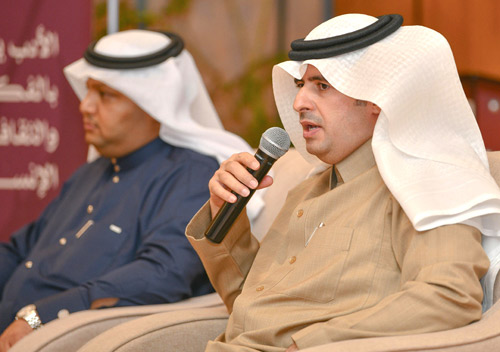  أ.د.محمد الفيصل متحدثًا أثناء المحاضرة