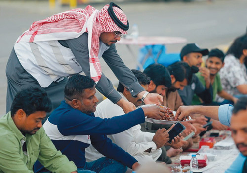 600 مستفيد يوميًا من إفطار أهالي منطقة القصيم للصائمين على طريق الملك فهد 