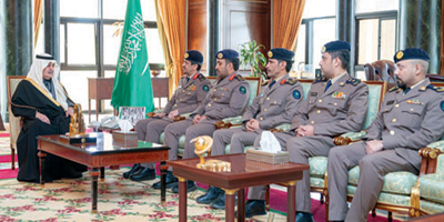 أمير منطقة تبوك يتسلم التقرير السنوي لمديرية الدفاع المدني 