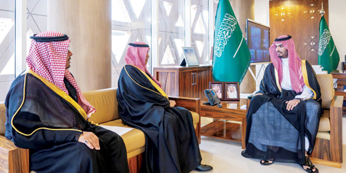 محافظ الدرعية يستقبل وفدًا من أسرة آل معمر والسلمان 