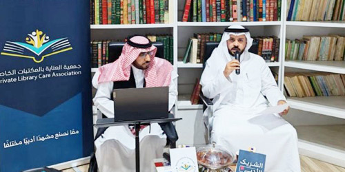  د.القسومي وبجواره د.أحمد المخيدش مقدم الأمسية