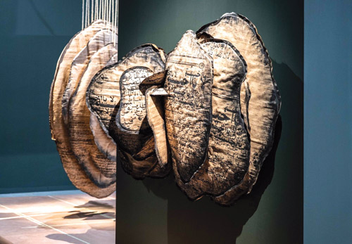 «أرضنا».. تجربة فنية معاصرة بين الإنسان والطبيعة 