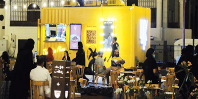 عربات الطعام المتنقلة تستقطب المتسوقين خلال رمضان في جدة 