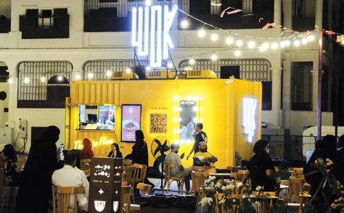 عربات الطعام المتنقلة تستقطب المتسوقين خلال رمضان في جدة 