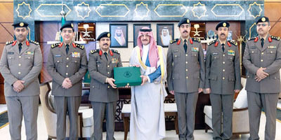 أمير المنطقة الشرقية يتسلم التقرير السنوي لشرطة المنطقة 