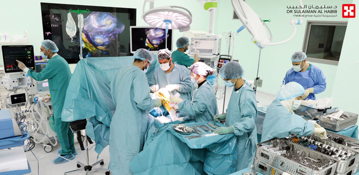 تعرض لحادث سبب له كسوراً متعددة 